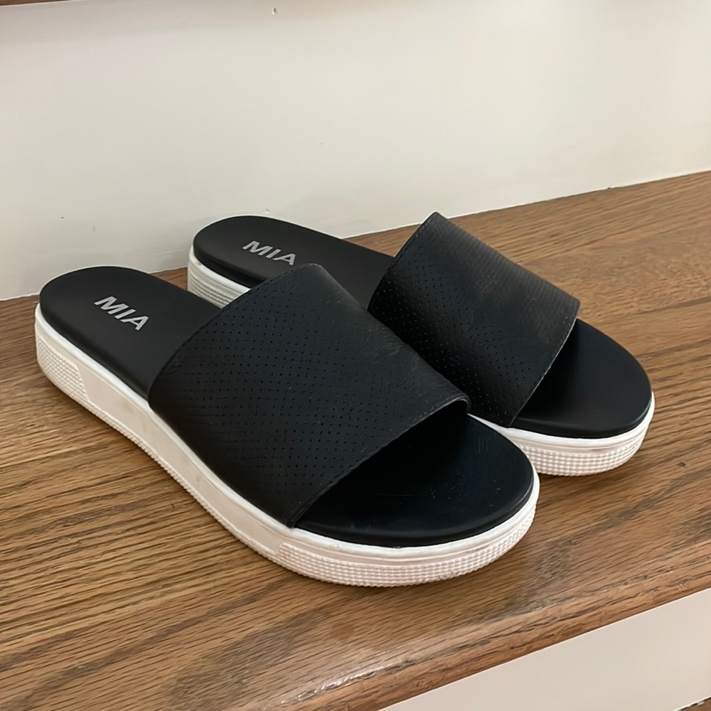 Mia Sandal, Size 8